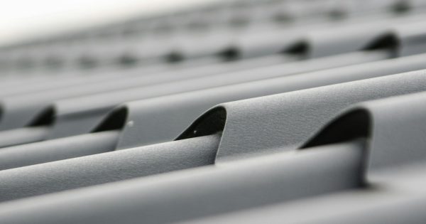 Jak wybrać pokrycie dachowe odporne na wichury i grad?