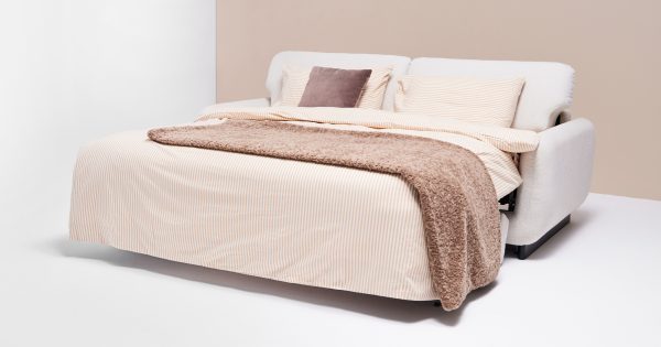 Kanapa z funkcją spania do salonu – jak wybrać nowoczesny, wygodny model na co dzień i dla gości?