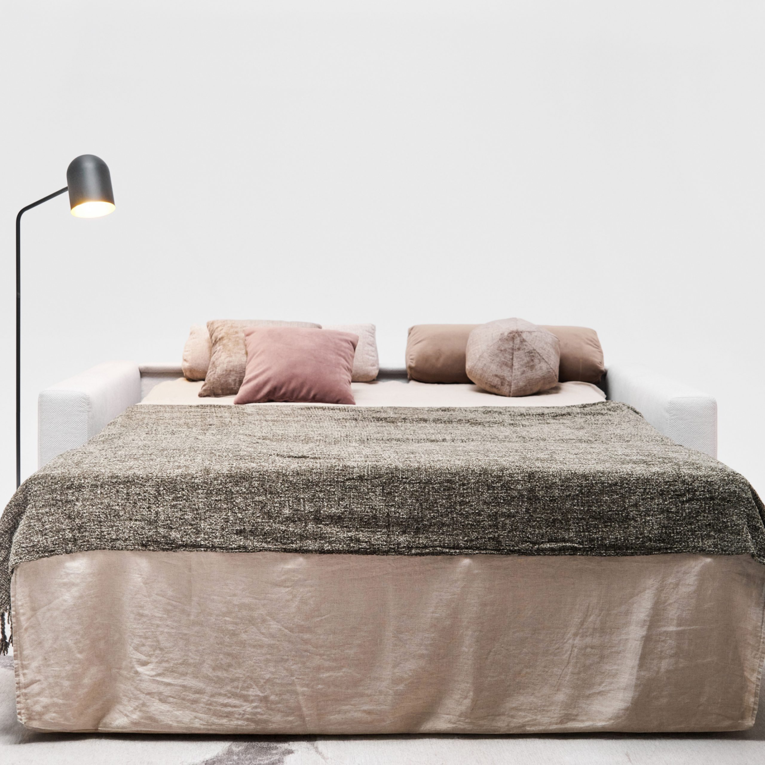 Kanapa z funkcją spania do salonu – jak wybrać nowoczesny, wygodny model na co dzień i dla gości?