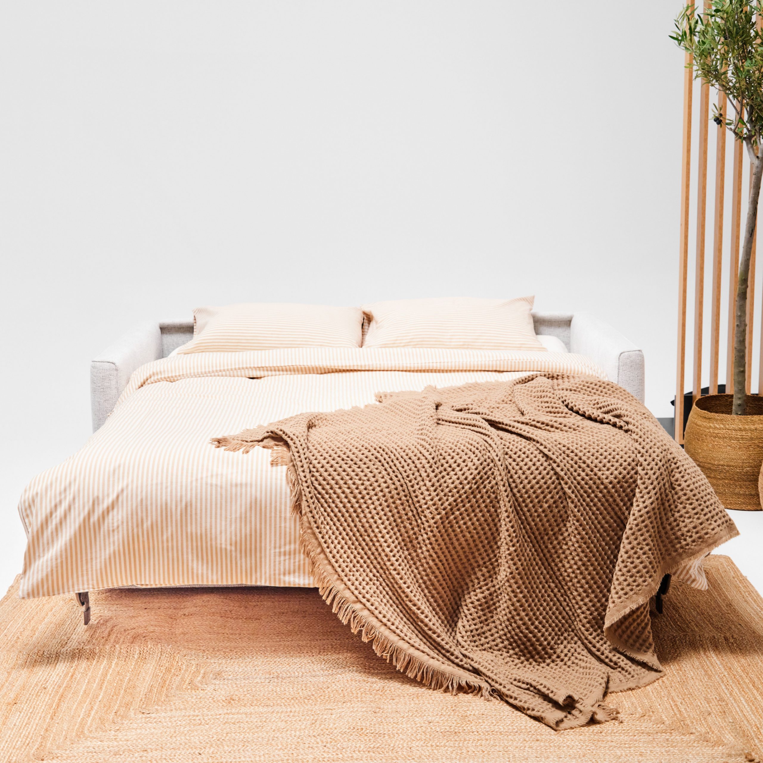 Kanapa z funkcją spania do salonu – jak wybrać nowoczesny, wygodny model na co dzień i dla gości?