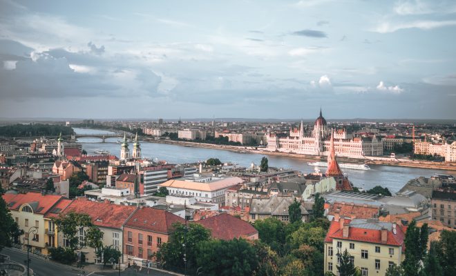 Wakacje samochodem po Węgrzech – praktyczny przewodnik dla kierowców