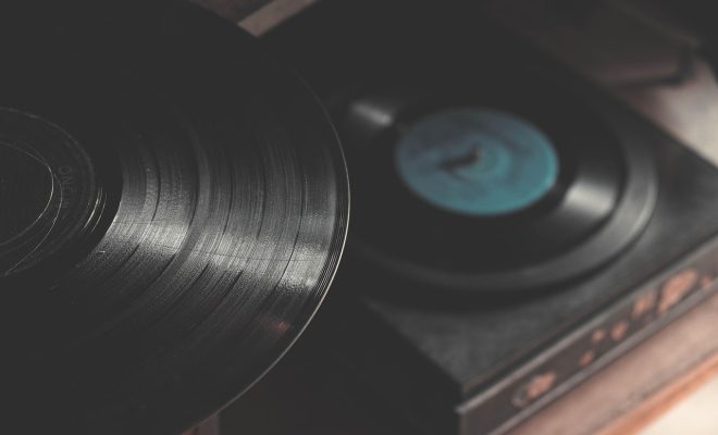 Jak wybrać gramofon? Kompletny poradnik dla miłośników analogowego brzmienia