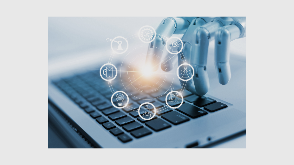 Zespół menedżerów analizujący schemat procesów biznesowych na tablicy w nowoczesnym biurze.