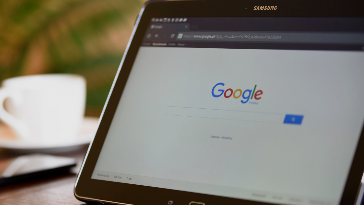 tablet z widokiem wyszukiwarki i strony internetowej