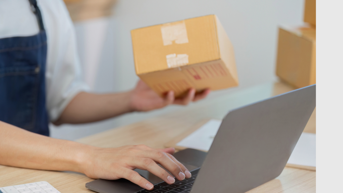 Właściciel sklepu internetowego analizujący proces automatyzacji zamówień na laptopie w nowoczesnym biurze