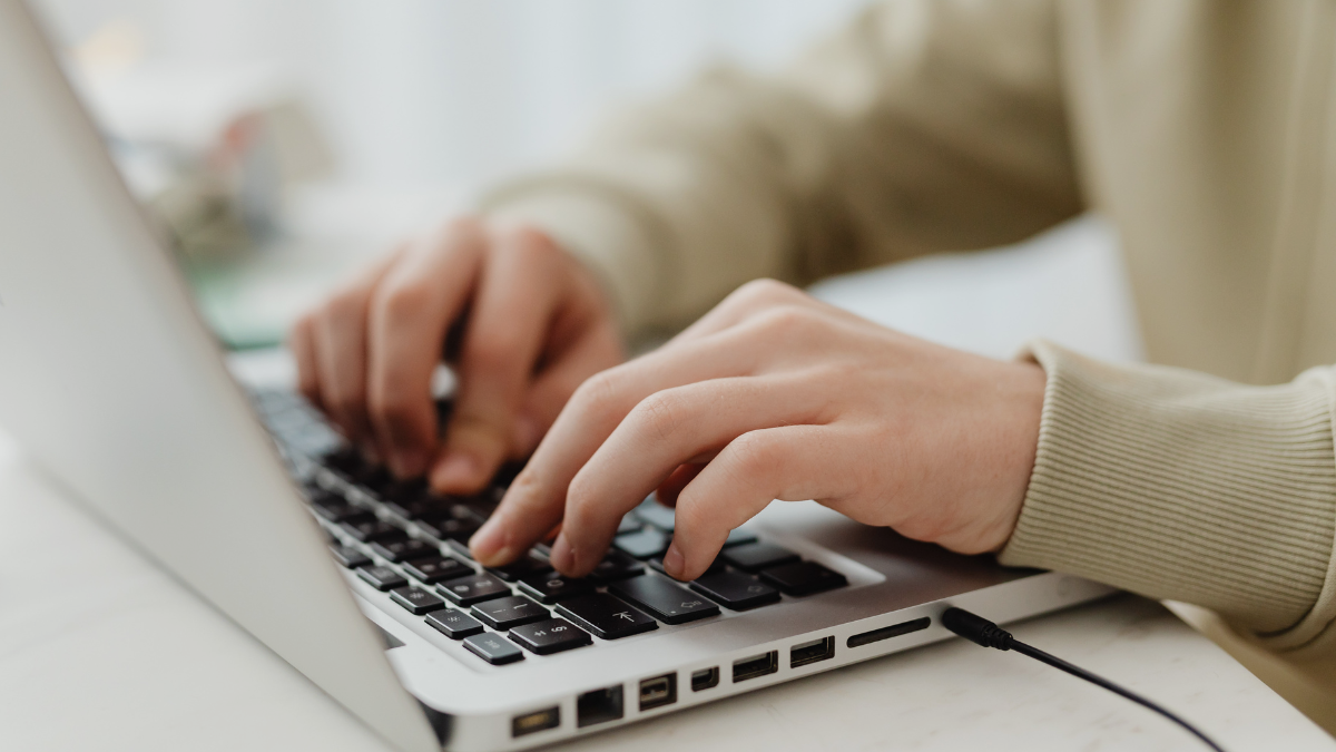 Specjalista SEO analizujący strategię content marketingową bloga firmowego.