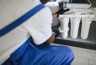 Sterylizatory wody UV w domu – skuteczna ochrona przed bakteriami i bezpieczne ujęcie własne