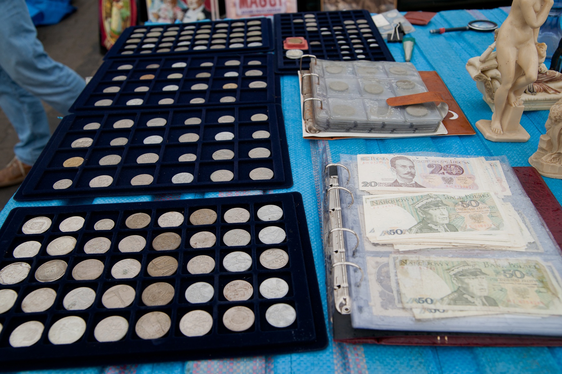 Stare pieniądze polskie w dobrym stanie zachowania – monety i banknoty z XX wieku.