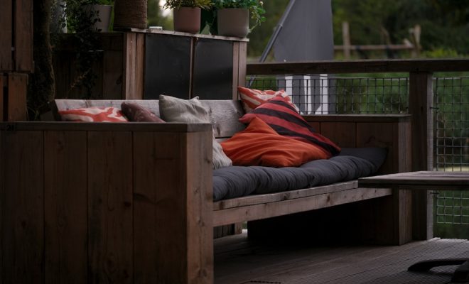 Jak przechowywać poduszki ogrodowe, aby służyły przez lata.