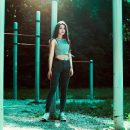 Spodnie damskie z wysokim stanem – dlaczego to jeden z najmocniejszych trendów ostatnich sezonów?