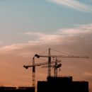 Gdzie wynająć żurawie budowlane? Firmy budowlane i specjaliści coraz częściej wybierają WynajmijDzwig.pl