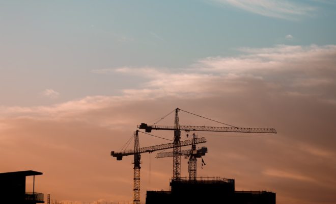 Gdzie wynająć żurawie budowlane? Firmy budowlane i specjaliści coraz częściej wybierają WynajmijDzwig.pl