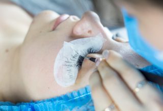Jak otworzyć udany salon stylizacji rzęs?