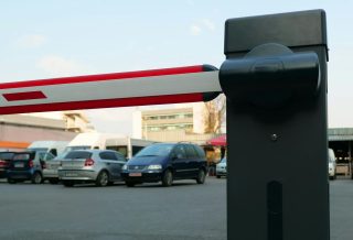 Automatyzacja ruchu pojazdów w logistyce i przemyśle – jak systemy LPR usprawniają kontrolę dostępu?