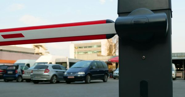 Automatyzacja ruchu pojazdów w logistyce i przemyśle – jak systemy LPR usprawniają kontrolę dostępu?