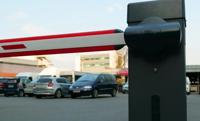 Automatyzacja ruchu pojazdów w logistyce i przemyśle – jak systemy LPR usprawniają kontrolę dostępu?