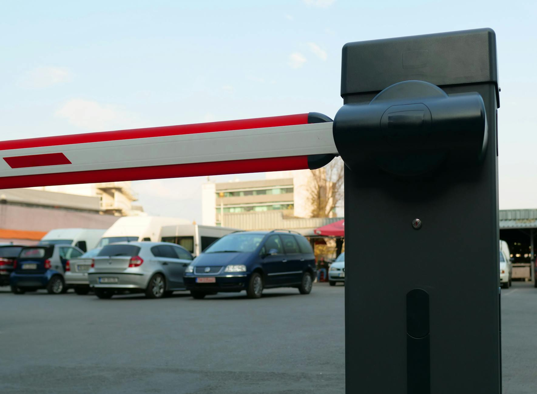 Automatyzacja ruchu pojazdów w logistyce i przemyśle – jak systemy LPR usprawniają kontrolę dostępu?
