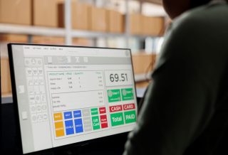 Jak wybrać system WMS dla średniej firmy - na co zwrócić uwagę w 2026 roku