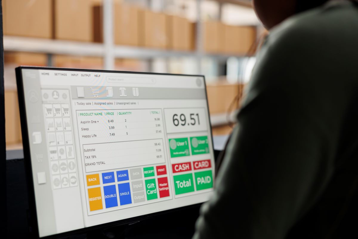 Jak wybrać system WMS dla średniej firmy - na co zwrócić uwagę w 2026 roku
