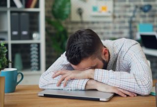 Ciągle czujesz zmęczenie? To może nie być brak snu – sprawdź te 3 ukryte niedobory