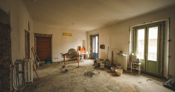 Jak uniknąć nieporozumień finansowych przy remoncie? Zaliczka, prace dodatkowe i rozliczenie etapami