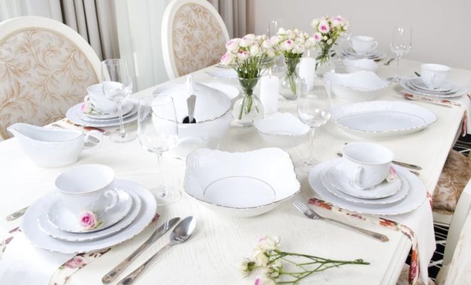 Serwis obiadowy Ćmielów. Jak wybrać porcelanową zastawę na 6 lub 12 osób?
