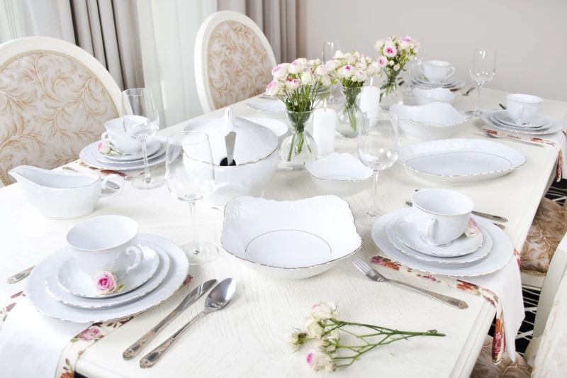 Serwis obiadowy Ćmielów. Jak wybrać porcelanową zastawę na 6 lub 12 osób?