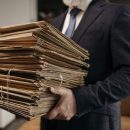 Co zrobić z dokumentami zawierającymi poufne informacje po zakończeniu ich przechowywania?