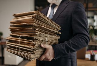Co zrobić z dokumentami zawierającymi poufne informacje po zakończeniu ich przechowywania?