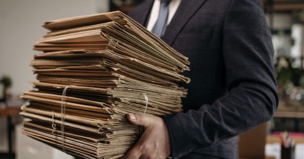 Co zrobić z dokumentami zawierającymi poufne informacje po zakończeniu ich przechowywania?